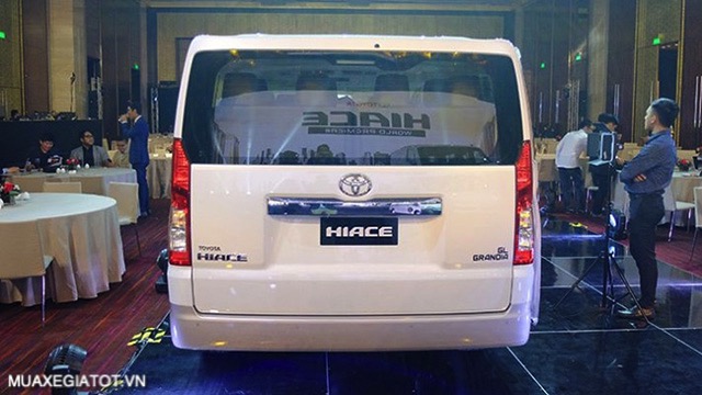 duoi-xe-15-cho-toyota-hiace-2020-2021-muaxegiatot-vn